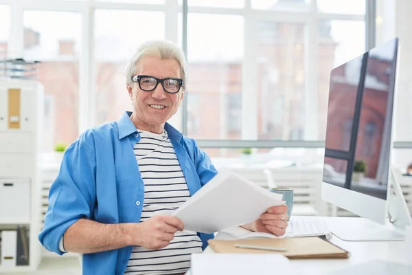 Betagter Ökonom Mit Einem Stapel Papieren Der Schreibtisch Sitzt Und — Stockfoto