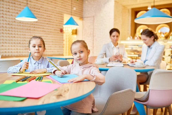 Duas Meninas Bonitas Sentadas Mesa Café Desenho Enquanto Suas Mães — Fotografia de Stock
