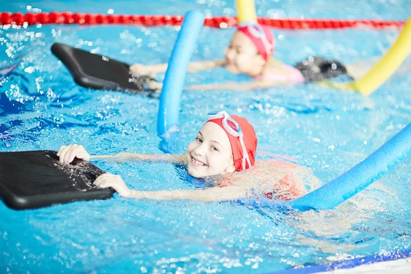 Lächelnde Junge Schwimmerin Mit Aufblasbarem Widerstandskissen Beim Schwimmen Pool — Stockfoto