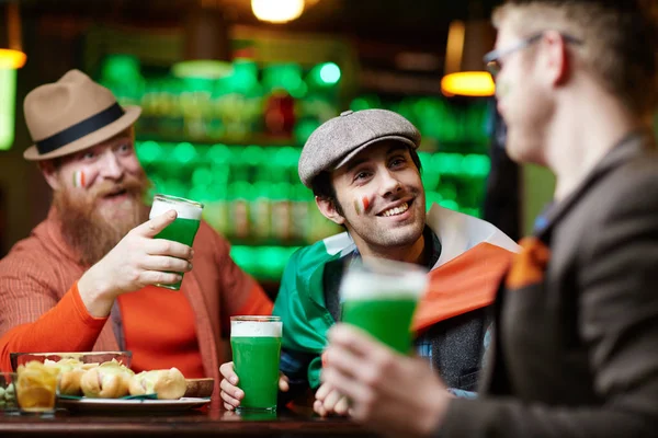 Homem Sorridente Com Copo Cerveja Ouvindo Dos Companheiros Durante Conversa — Fotografia de Stock