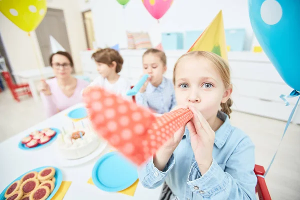 Meisje Met Verjaardag Fluitje Plezier Door Verjaardag Tabel Met Haar — Stockfoto