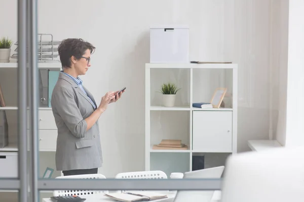 Gestionnaire Bureau Occupé Avec Sms Smartphone Par Lieu Travail Pendant — Photo