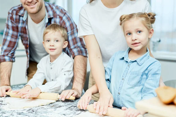 Simpatici Fratellini Che Aiutano Loro Genitori Rotolare Pasta Pasticceria Cucina — Foto Stock