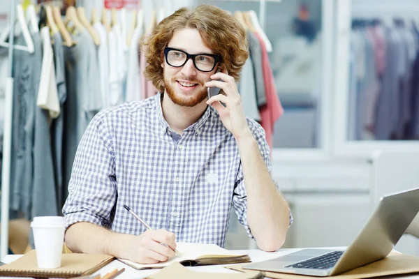 Homme Heureux Dans Les Lunettes Parlant Des Clients Par Smartphone — Photo