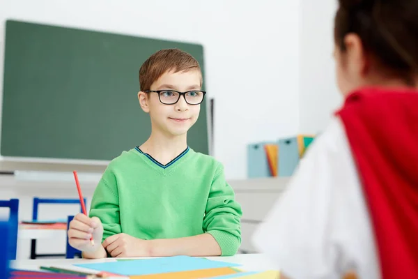 Carino Piccolo Ragazzo Con Rosso Matita Guardando Suo Amico Mentre — Foto Stock