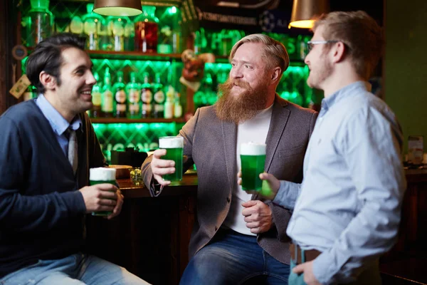 Mała Grupa Ludzi Przyjazny Szklanki Piwa Omawiając Coś Przez Licznik — Zdjęcie stockowe