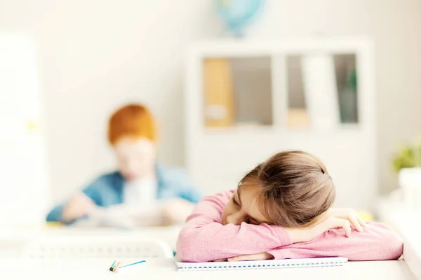 Colegiala Cansada Aburrida Manteniendo Cabeza Escritorio Durante Descanso Entre Clases — Foto de Stock