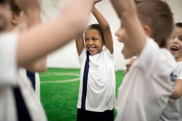 Garçons Excités Uniforme Football Exprimant Leur Joie Triomphe Après Match — Photo