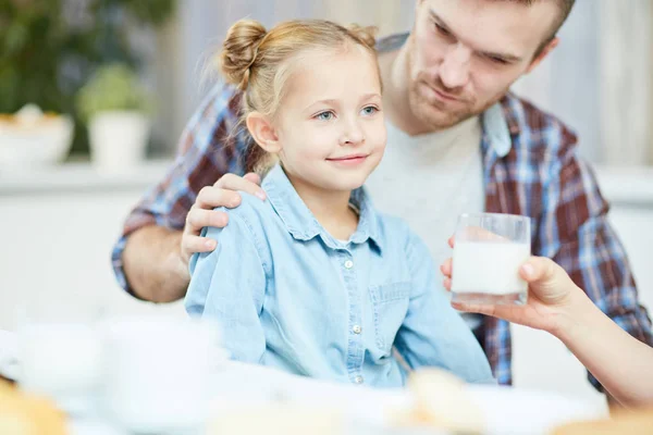 Здорова Маленька Дівчинка Батьком Поруч Взявши Склянку Молока Руки Матері — стокове фото