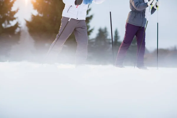 冬季运动服两个滑雪者在滑雪道上的低段运动 — 图库照片