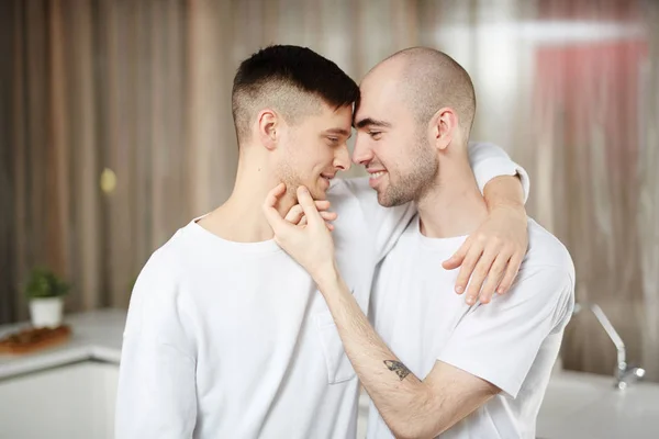 抱擁抱きしめる自宅で好色な同性愛カップル — ストック写真