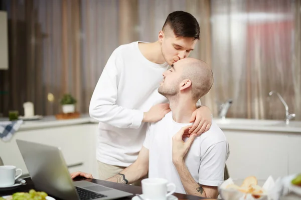Amorous Jeune Homme Embrasser Son Réseau Chérie Sur Tête Maison — Photo
