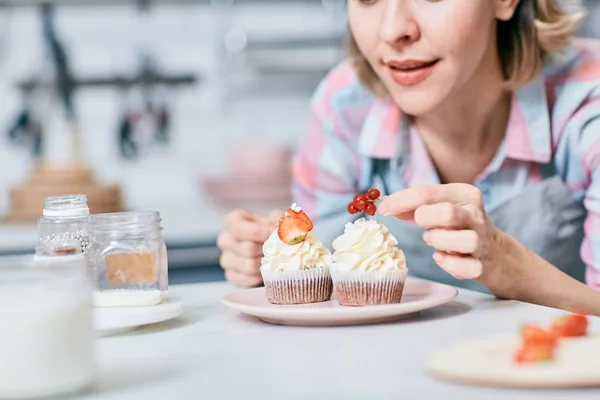 Confeiteiro Decorando Topo Cupcake Com Groselha Vitrificada Antes Servir — Fotografia de Stock