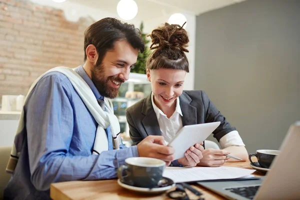 Jonge Managers Kijken Webcast Tablet Bij Bijeenkomst Café — Stockfoto