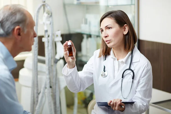 Clínica Femenina Whitecoat Recomendando Nueva Píldora Paciente Mayor Enferma — Foto de Stock