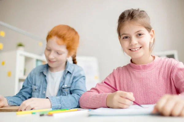 Nettes Mädchen Mit Zahmem Lächeln Das Unterricht Mit Seiner Klassenkameradin — Stockfoto