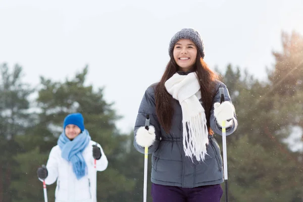 Gelukkig Jonge Vrouw Warme Winter Jas Witte Sjaal Grijs Gebreide — Stockfoto