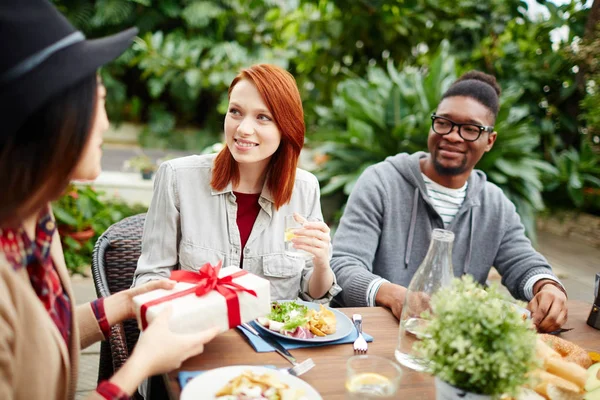 Söt Flicka Tittar Hennes Vänner Serveras Tabell Festlig Middag Trädgården — Stockfoto