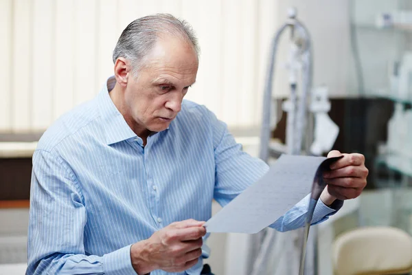 Volwassen Man Leest Medische Papier Met Informatie Resultaten Van Zijn — Stockfoto