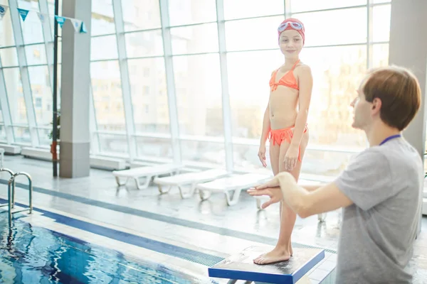Μικρό Κολυμβητή Βλέπει Προπονητής Της Και Ακούτε Τις Οδηγίες Του — Φωτογραφία Αρχείου