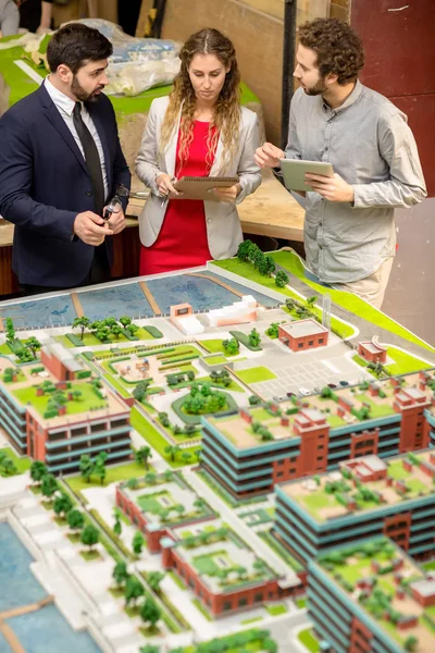 Três Jovens Designers Urbanos Discutindo Detalhes Novo Distrito Cidade — Fotografia de Stock