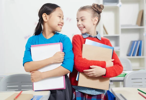 Sevimli Kız Öğrenciler Başka Bir Satır Masalarının Arasındaki Dururken Sınıfta — Stok fotoğraf