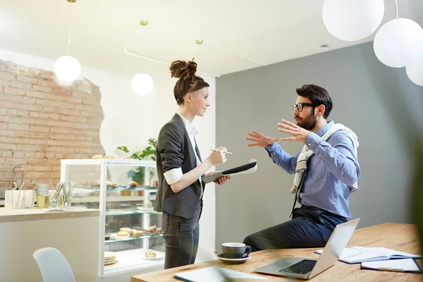 Junge Mitarbeiter Brainstorming Und Diskussion Von Ideen Für Neues Projekt — Stockfoto