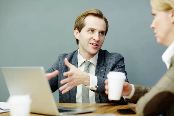 Jonge Manager Presentinging Nieuwe Site Van Zijn Collega Voor Hedendaagse — Stockfoto