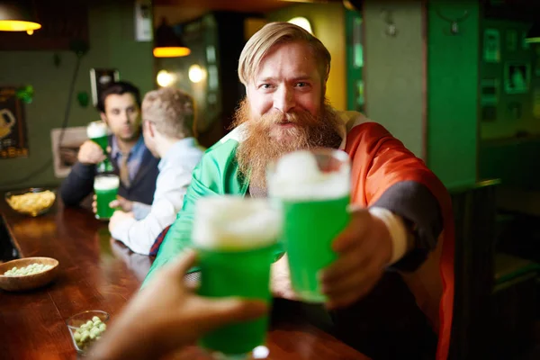 Irlandais Barbu Enveloppé Dans Drapeau National Toasts Avec Ses Amis — Photo