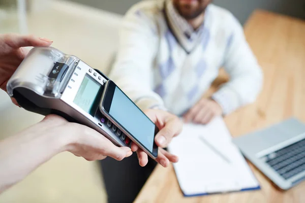 Hedendaagse Client Met Smartphone Gebruik Van Contactloze Betalingsregeling — Stockfoto