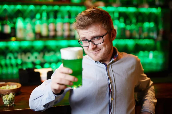 Σύγχρονος Νεαρός Κάνοντας Πρόποση Ποτήρι Πράσινο Μπύρα Στο Μπαρ — Φωτογραφία Αρχείου
