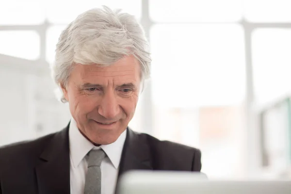 Reifer Faltiger Geschäftsmann Mit Grauen Haaren Der Büro Mit Online — Stockfoto