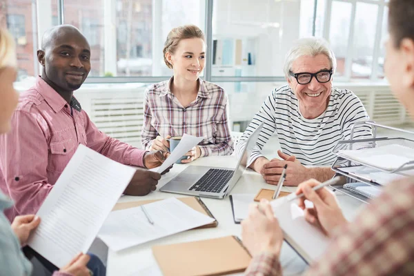 Incontro Iniziale Dei Giovani Manager Del Loro Leader Cui Discutono — Foto Stock