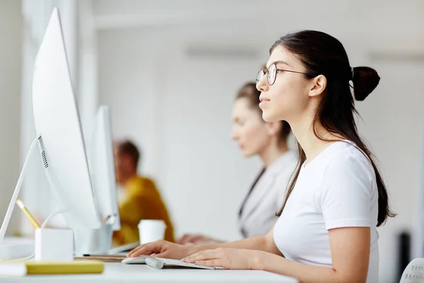 Fila Jóvenes Estudiantes Sentados Junto Escritorios Frente Computadoras Redes — Foto de Stock