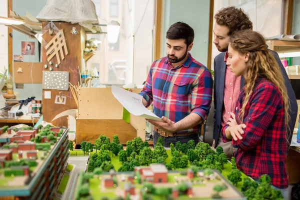 Uno Los Arquitectos Urbanos Mostrando Boceto Plano Sus Colegas Mientras — Foto de Stock