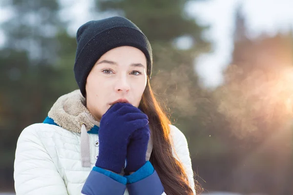 Freezing Young Female Beanie Gloves Warming Her Hands While Keeping — Stock Photo, Image