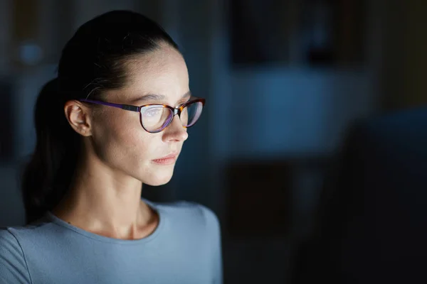 Ernstige Meisje Brillen Online Gegevens Lezen Tijdens Verblijf Kantoor Nacht — Stockfoto