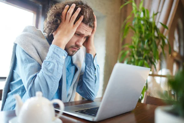 Koncentrerad Affärsman Tittar Laptop Skärm Med Orolig Uttryck När Man — Stockfoto