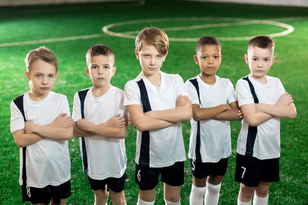 Fila Piccoli Calciatori Sicuri Uniforme Con Braccia Incrociate Sul Petto — Foto Stock