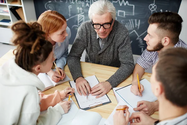 Studenti Adolescenti Loro Insegnante Seduti Cerchio Discutere Punti Esame Termine — Foto Stock