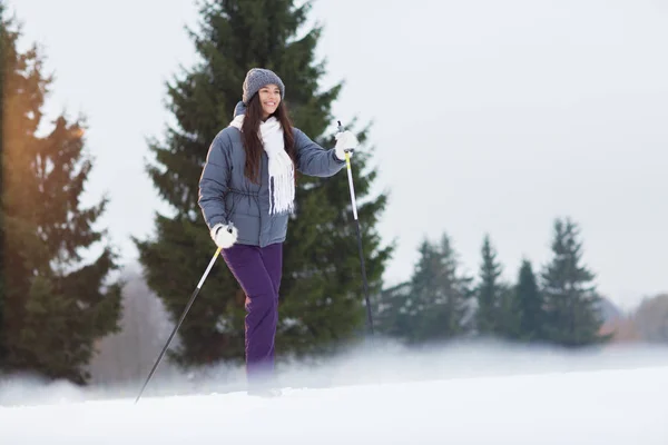 Vintern Flicka Varma Activewear Skidåkning Parken Eller Skogen Helgen — Stockfoto