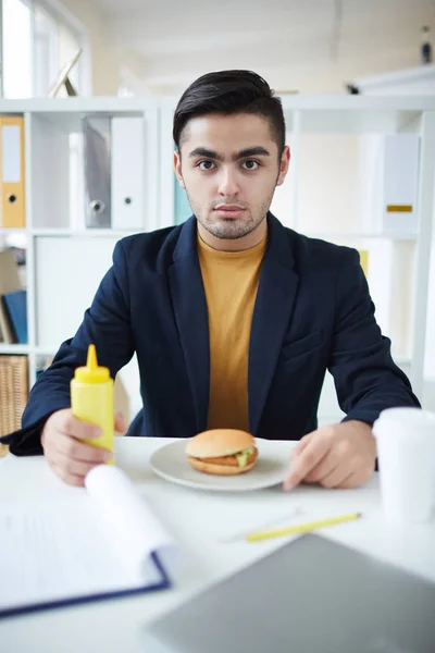 Uomo Affari Affamato Con Senape Hamburger Guardando Fotocamera Mentre Mangiare — Foto Stock