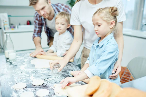 Moderne Vierköpfige Familie Knetet Und Rollt Teig Zusammen Während Sie — Stockfoto