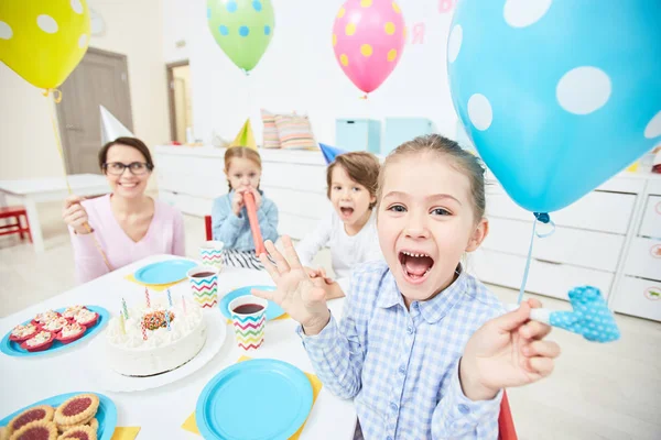 Verzückte Kinder Und Junge Frau Sitzen Geburtstagstisch Mit Getränken Kuchen — Stockfoto
