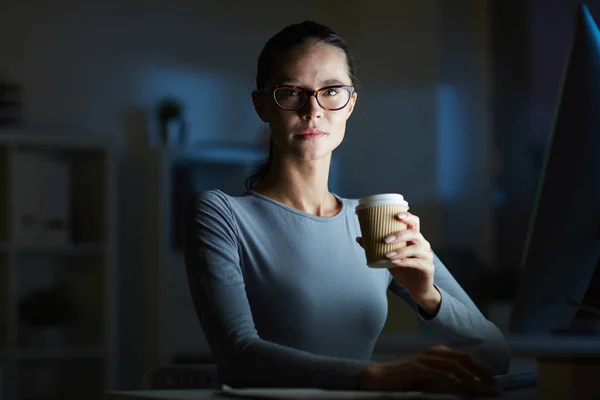 Selbstbewusste Frau Mit Getränk Papierglas Blickt Die Kamera Während Sie — Stockfoto
