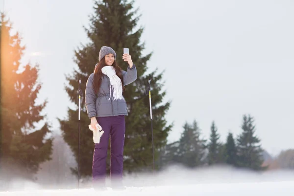 Krásná Lyžařka Zimě Activewear Takže Selfie Smartphone Uprostřed Lesa — Stock fotografie