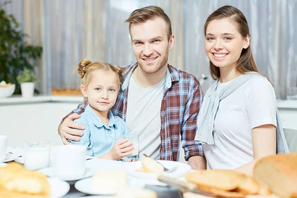 Junges Ehepaar Und Ihre Süße Tochter Schauen Die Kamera Während — Stockfoto