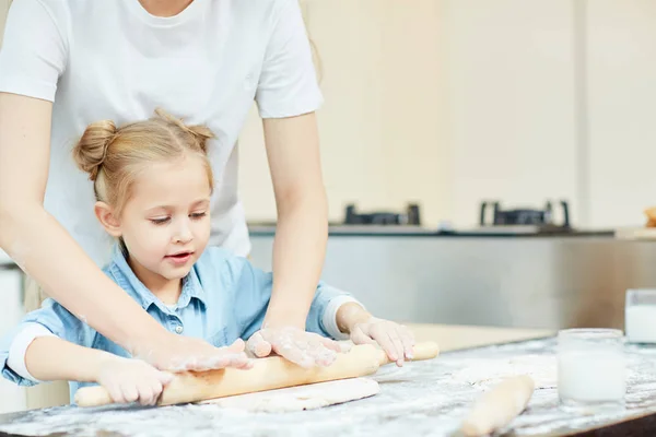 Mãe Mostrando Sua Filhinha Como Rolar Massa Para Pizza Torta — Fotografia de Stock