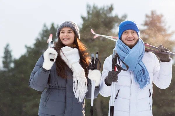 Vrolijke Jonge Man Vrouw Met Ski Uitgaven Winter Weekend Park — Stockfoto