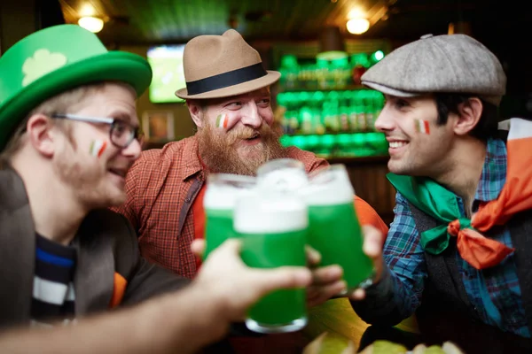 Jovens Felizes Com Cerveja Irlandesa Animando Pub Enquanto Comemoram Ocasião — Fotografia de Stock